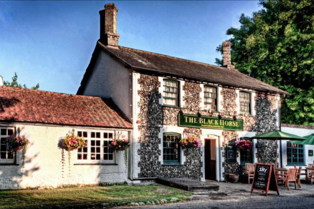 Entire Thatched Cottage メルボルン エクステリア 写真