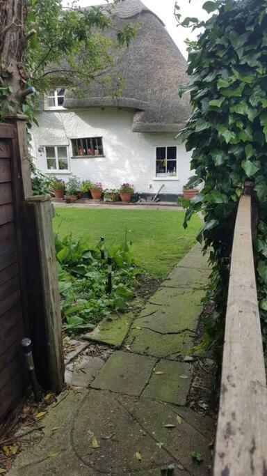 Entire Thatched Cottage メルボルン エクステリア 写真